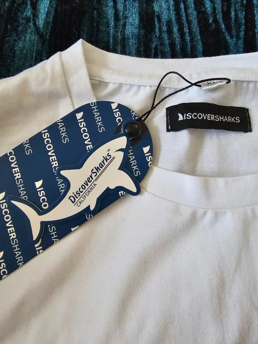 Discover shark shirt XL - Picture 2 of 3